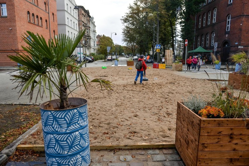 Sztuczna plaża na gdańskim skrzyżowaniu.