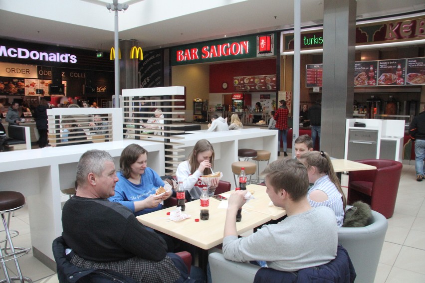 Wśród klientów strefy foodcourt spotkaliśmy na obiedzie...