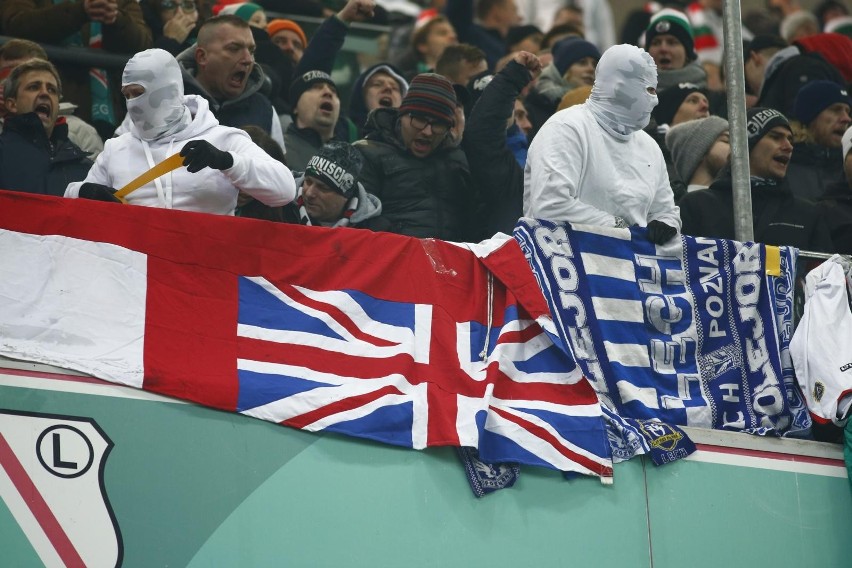 Palenie flag i szalików. Kibice na meczu Legia - Jagiellonia