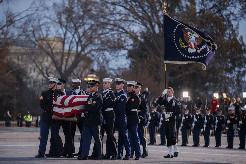 Pogrzeb George'a Busha seniora [ZDJĘCIA] Uroczystości żałobne 6.12 po śmierci 41. prezydenta USA. Kiedy zostanie pochowany George Bush?