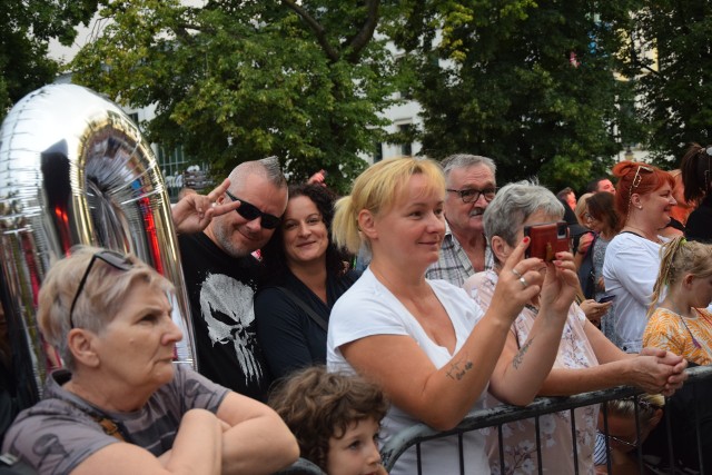 Koncert jubileuszowy Carpe Diem i Szymona Wydry rozbujał w sobotę plac Corazziego w Radomiu. Publiczność bawiła się z zespołem świętującym 30-lecie na scenie.
