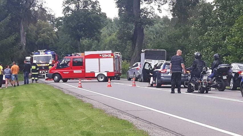 Wypadek w Kamiennej Karczmie. Ranny motocyklista [ZDJĘCIA]