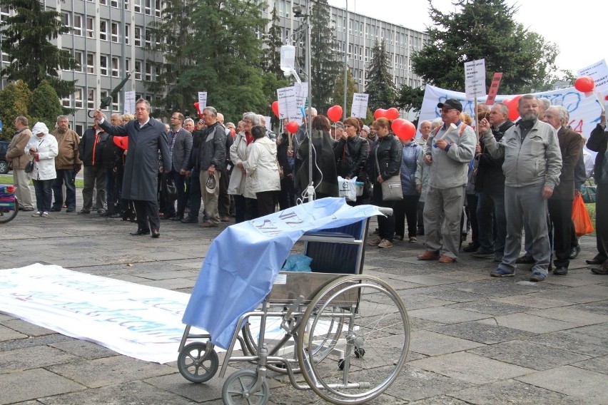 Sprawa Polsko-Amerykańskich Klinik Serca. Protest pod Świętokrzyskim Urzędem Wojewódzkim
