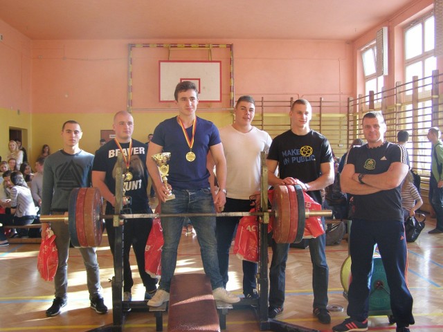 Michał Miśtal (trzeci z lewej) zwyciężył w Pucharze Kielc szkół ponadgimnazjalnych w wyciskaniu sztangi leżąc.