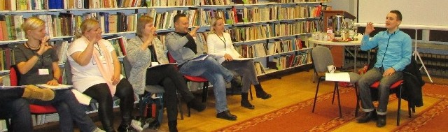 Kurs Polskiego Języka Migowego odbywa się w Miejsko-Gminnej i Powiatowej Bibliotece Publicznej w Kazimierzy Wielkiej. Szkolenie prowadzi edukator Edward Pukło.