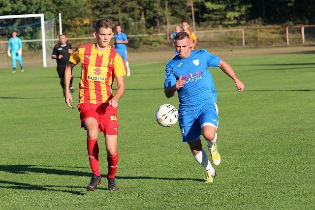 Mateusz Kokosza (w niebieskim stroju) zdobył w meczu z Koroną II Kielce gola z karnego