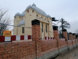 Odbudowują mur przy mauzoleum Kindlerów w Pabianicach ZDJĘCIA