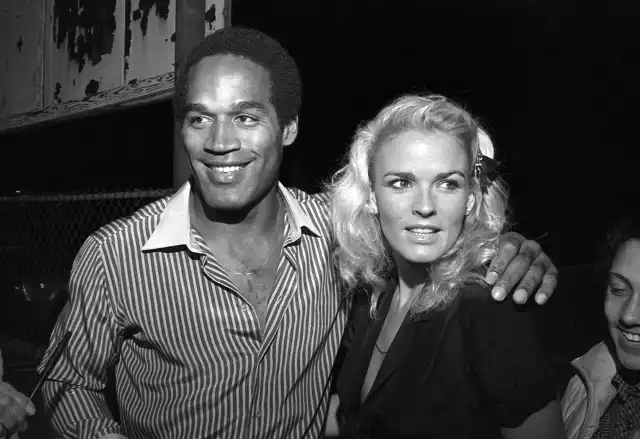OJ Simpson ze swoją żoną na początku lat 80. ubiegłego wieku.