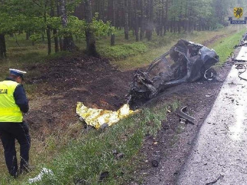 Tragedia na drodze krajowej nr 25. 30-letni kierowca zginął na miejscu po zderzeniu z ciężarówką [zdjęcia]