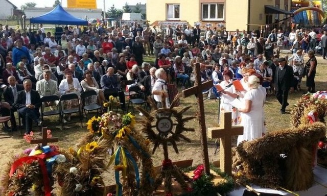 Tradycyjnie już każde sołectwo, które przygotowało wieniec na dożynki, zaprezentowało go publiczności.