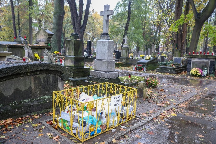 Tak wyglądają śmietniki na cmentarzu Rakowickim