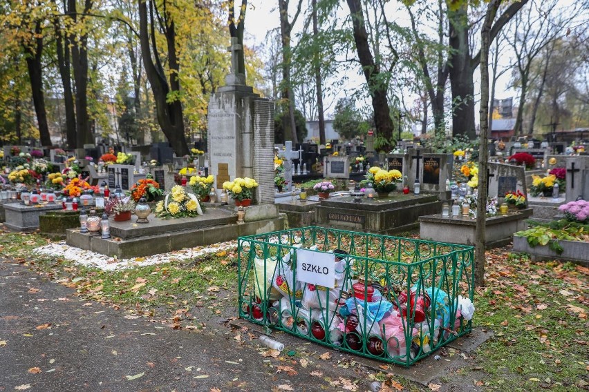 Tak wyglądają śmietniki na cmentarzu Rakowickim