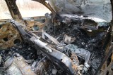 Pożar samochodu w Poznaniu na Grunwaldzie. Nocna praca straży pożarnej