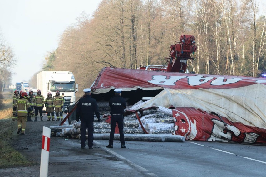 Wypadek ciężarówki koło Grabówki zablokował DK65