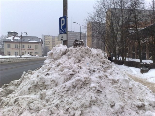 Zdjęcie dnia. Zgadnij, co się kryje pod tą górą śniegu? (zdjęcia) 