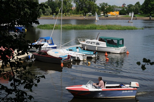 Przystań żeglarska Delfin w Kostrzynie powoli staje się zbyt ciasna dla cumujących tu łodzi. Sam budynek i infrastruktura też od lat czekają na remont.