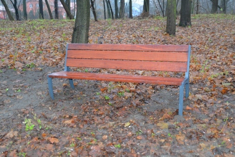 W zespole dworsko – parkowym w Ruszczy stanęły nowe ławki 