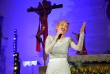 Magda Steczkowska podczas koncertu „Moja podróż śladami Jana Pawła II” w kościele Źródło Bożego Miłosierdzia w Stalowej Woli 