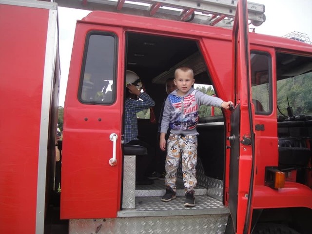 Podczas pikniku na pożegnanie lata w Brodach najmłodsi mogli zapoznać się z wyposażeniem wozu strażackiego