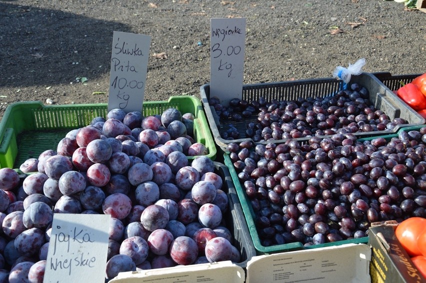 Ceny owoców i warzyw na stalowowolskim targu w piątek 4 listopada. Duży wybór! Zobacz zdjęcia 