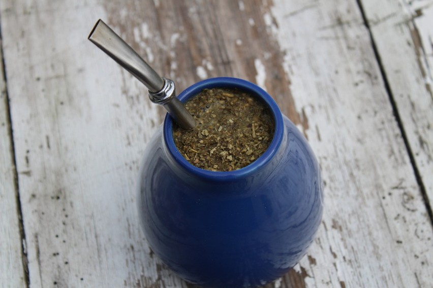 Papież Franciszek chętnie pije argentyńską yerba mate.