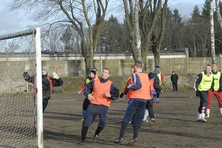 W sparingowym meczu na boisku przy ulicy Zielonej spotkaly...