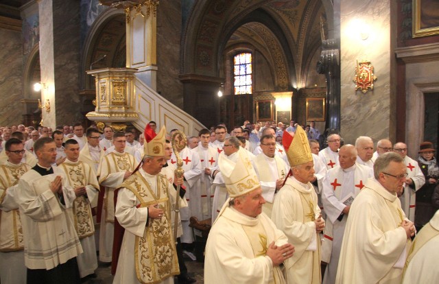 W Wielki Czwartek o godzinie 9 w kieleckiej katedrze odprawiona została Msza Krzyżma.