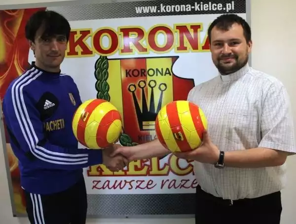 Trener pierwszego zespołu Korony Kielce Jose Rojo Martin osobiście przekazał dwie piłki księdzu Łukaszowi Krysmalskiemu.