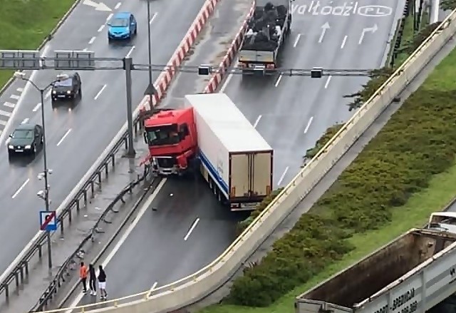 Samochód ciężarowy wjechał w barierki za tunelem w Katowicach.