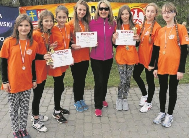  Dziewczęta ze Szkoły Podstawowej w Obrazowie zdobyły złoty medal w biegach przełajowych, które odbyły się w Rytwianach.  