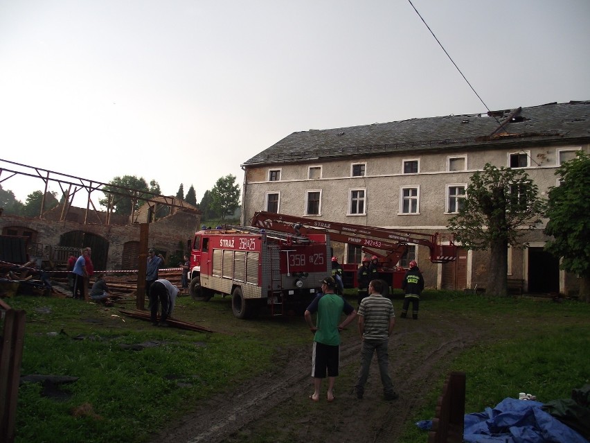 Trąba powietrzna przeszła nad Chrośnicą. Wichura zrywała...