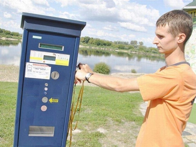 Dominik Pyżewicz z City Parking Group wprowadził w czwartek zmiany w oprogramowaniu parkomatu przy Flisaku.