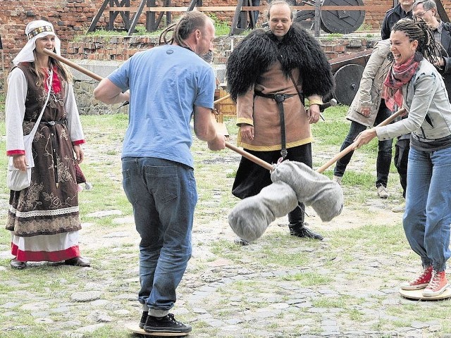 Goście zamku w Radzyniu - jak Adam i Agnieszka Piątkowscy - mogą liczyć na dodatkowe atrakcje, np. rodzinny pojedynek