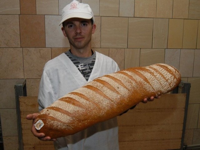 Chleb Tradycyjny Metrowy pszenno-żytni wypiekamy jest w piekarni Natłoki od niedawna, ale już zyskał liczne grono konsumentów