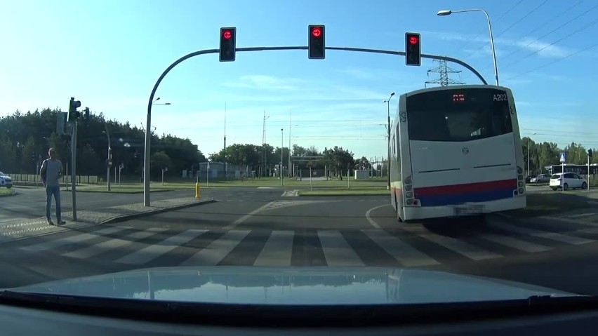 Bydgoszcz. Autobusem na czerwonym. Dawno nie było wypadku?! [wideo]