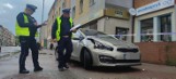 Wypadek w centrum Koszalina. Zdemolowane schody banku i uszkodzone auta [zdjęcia] 