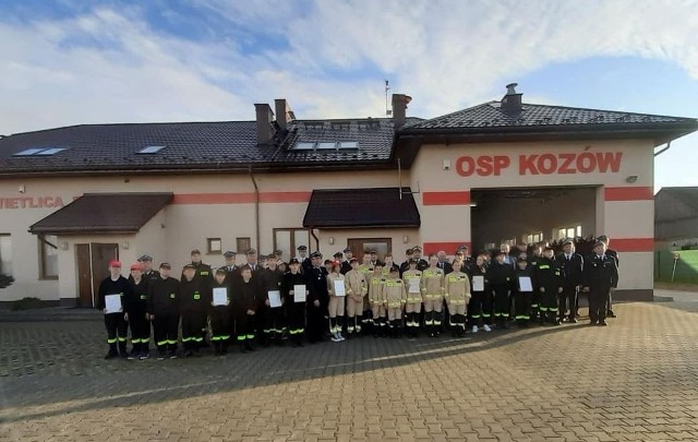 13 promes dla Młodzieżowych Drużyn Pożarniczych z terenu powiatu koneckiego wręczono we wtorek, 25 października w remizie Ochotniczej Straży Pożarnej w Kozowie.