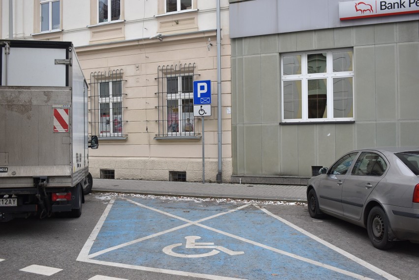 Strażnicy miejscy w Oświęcimiu wzięli pod lupę kierowców łamiących przepisy na parkingach na miejscach dla niepełnosprawnych. Zdjęcia