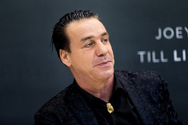 Till Lindemann, líder del Grupo Rammstein, ha sido acusado por varias mujeres de agredirlas sexualmente.  ¿Qué haría un músico famoso?