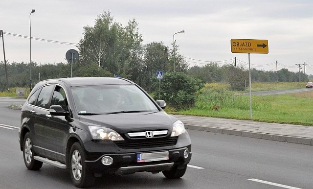 Według oznaczeń kierowcy podróżujący do Sandomierza muszą korzystać z objazdu przez tarnobrzeskie osiedle Sobów.