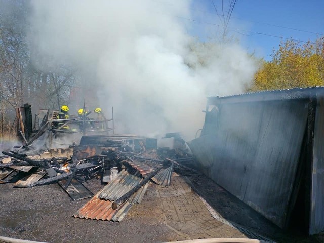 Groźny pożar zabudowań gospodarczych w Kierzkowie (gm. Przywidz). Na miejscu pracowało 7 zastępów straży