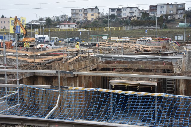 Budowa tunelu pod torami na stacji PKP w Nakle nabrała tempa. Z tygodnia na tydzień widać postęp prac.