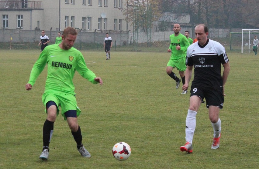 Sebastian Ołownia (z lewej) zdobył gola dla MKS Trzebinia...