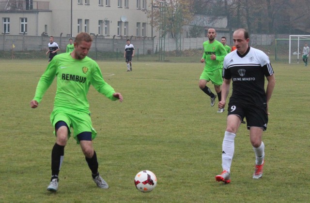 Sebastian Ołownia (z lewej) zdobył gola dla MKS Trzebinia Siersza w wygranym dla niem meczu z Górnikiem Wieliczka (2:0). Obok Pazurkiewicz (Górnik Wieliczka).