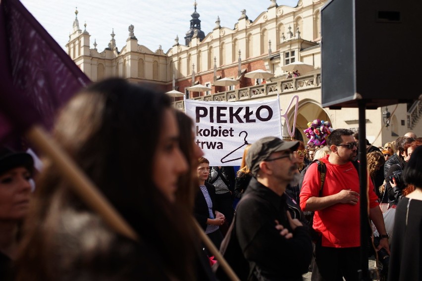 Czarny protest na Rynku Głównym w Krakowie. "Piekło kobiet trwa" [ZDJĘCIA, WIDEO]