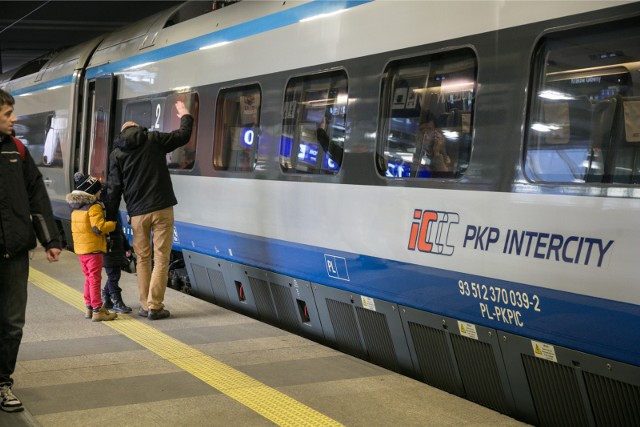 Skład towarowy zatrzymał się w odległości ok. 200 m przed stojącym na stacji pociągiem PKP Intercity