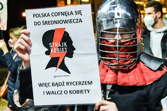 Internauci wyśmiewają TVP i posłów PiS. Ujawniają kolejne "nazistowskie" symbole; Zobacz kolejne zdjęcia. Przesuwaj zdjęcia w prawo - naciśnij strzałkę lub przycisk NASTĘPNE