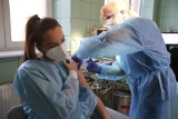 Pierwsza zaszczepiona osoba na COVID-19 na Śląsku to dr Dorota Blat. W szpitalu MSWiA w Katowicach zaszczepionych zostanie 45 osób