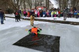 Pokaz ratownictwa w Szczecinku. Na lodzie nie ma żartów! Strażacy ostrzegają [ZDJĘCIA, WIDEO]