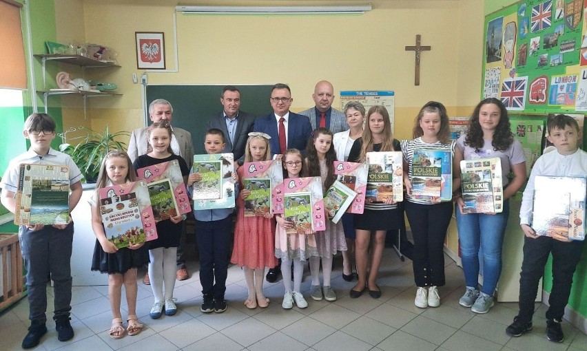 Uczniowie ze szkoły w Ujeździe z nagrodami Burmistrza Miasta i Gminy Iwaniska. Wyróżnieni laureaci konkursów. Zobacz zdjęcia 